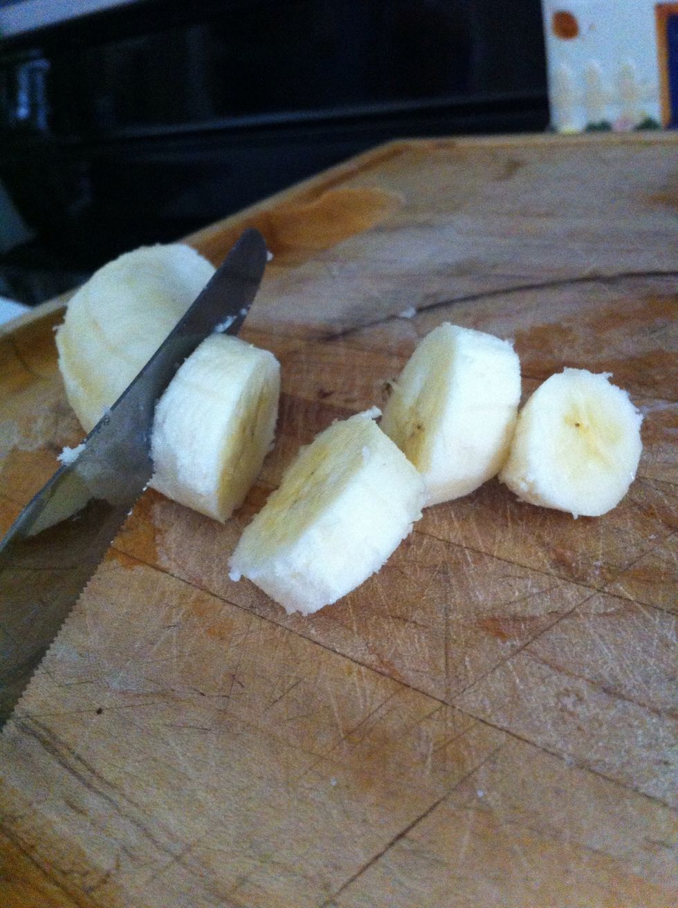 Chop up HALF of a banana! Super important that you use half, since bananas have a super strong taste! Use a whole one if you'd like, after all it is your smoothie :)