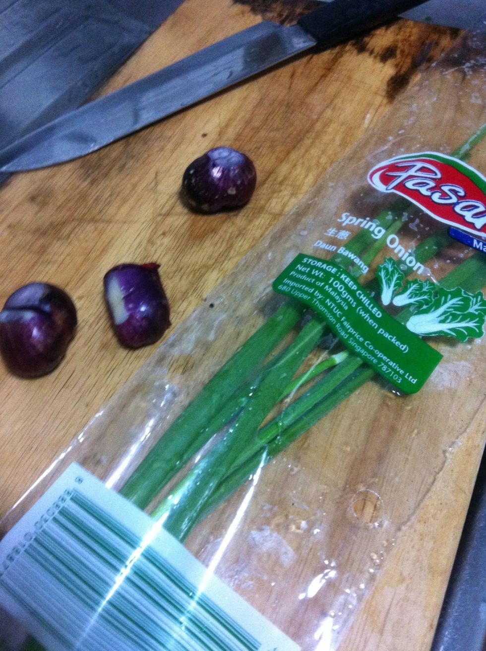 Chop up shallots and spring onions