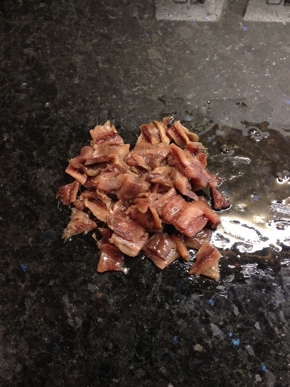 Chop up the anchovy into small pieces.