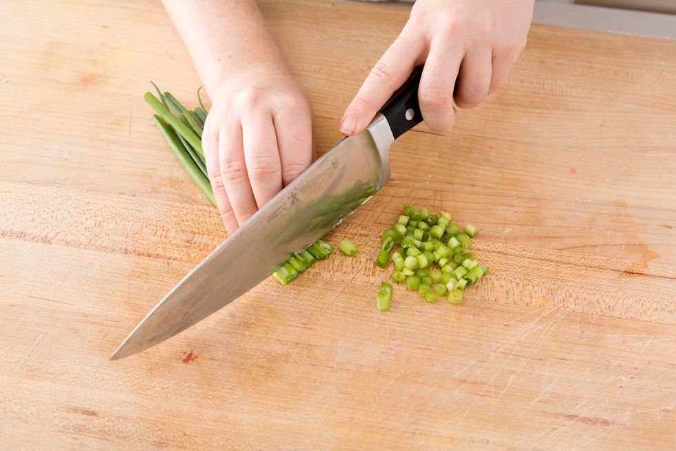 Chop up the green onions.