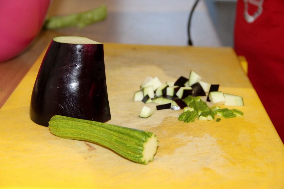 Chop your eggplant and zucchini in small pieces.