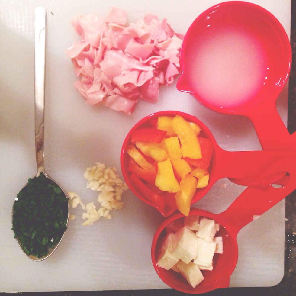 Chop1/3 cup sweet peppers, 1/4 cup low fat feta, 1 tablespoon chives and 1 garlic clove. Measure 4 tablespoons oat milk and cut the ham in pieces