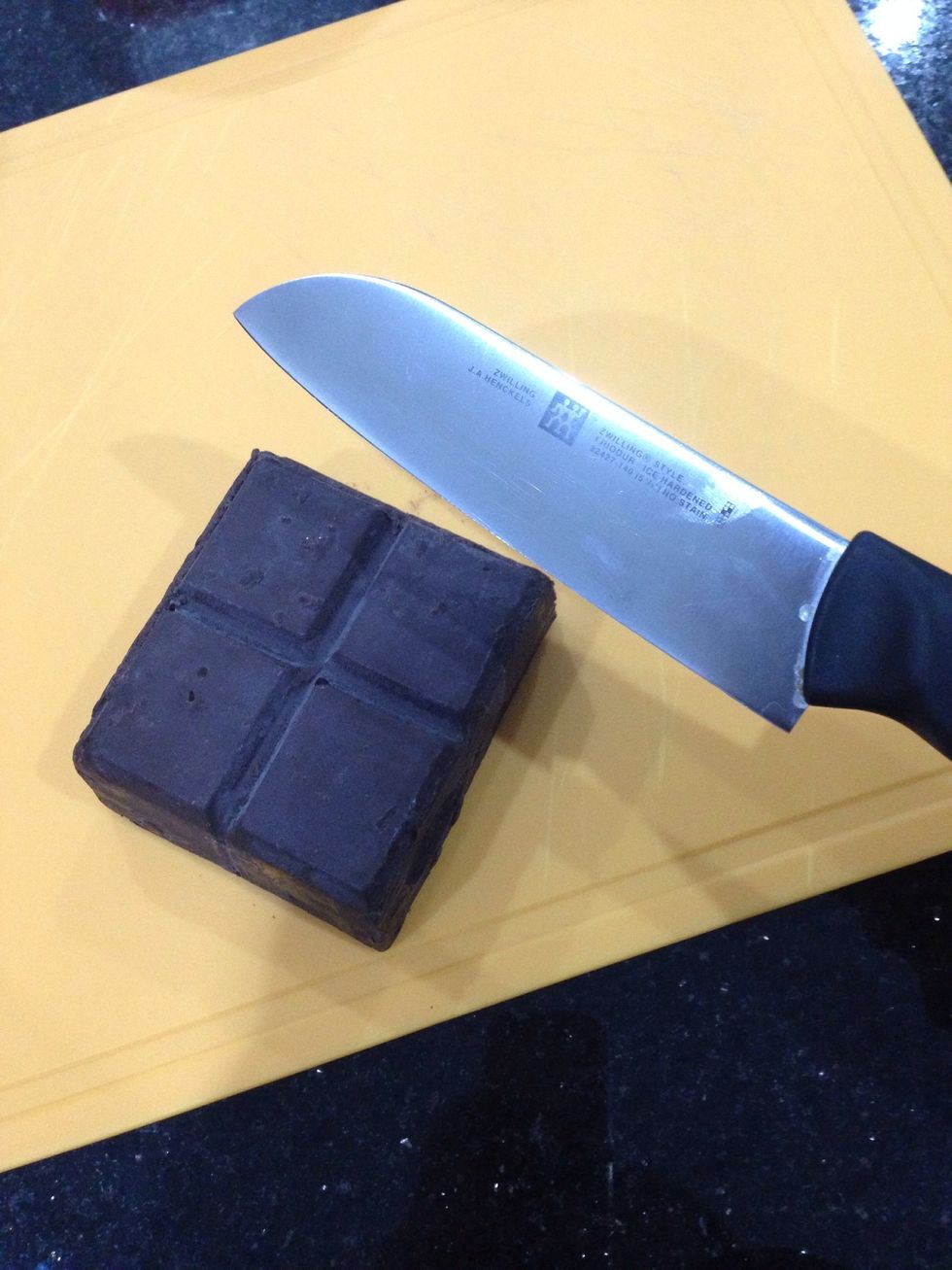 Chopped 150 g of chocolate (70% cocoa)