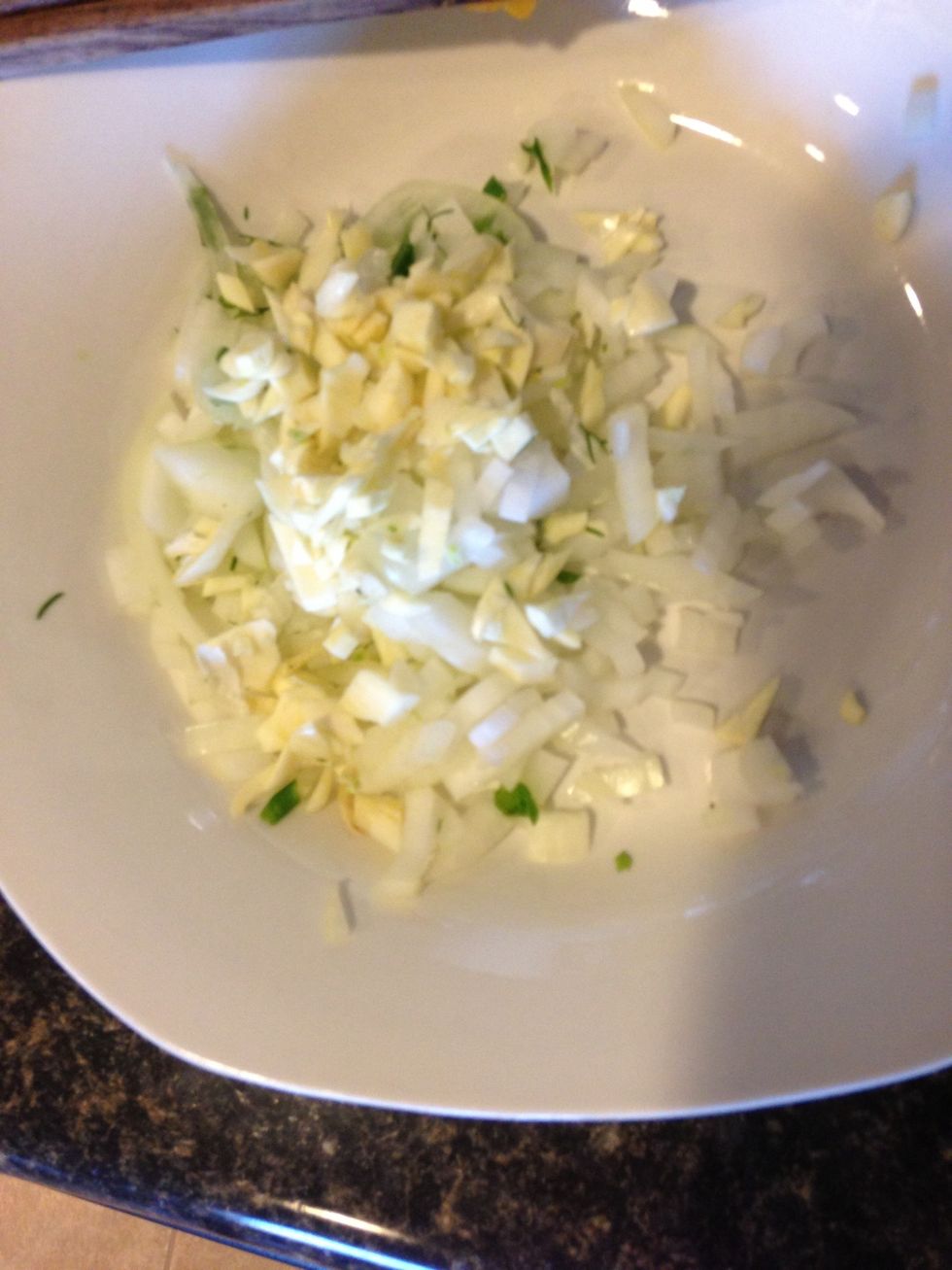 Chopped garlic, onion, teaspoon of fish sauce, teaspoon of salt, spoonful of sugar and spoonful of sesame oil, pepper