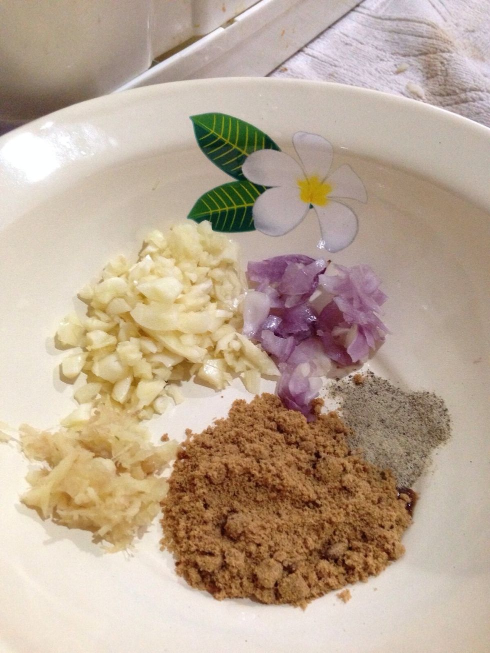 Chopped , Minced and cut all of ingredient. In addition, I smashed ginger and some of garlic with meat hammer, and seasoned with salt and pepper.