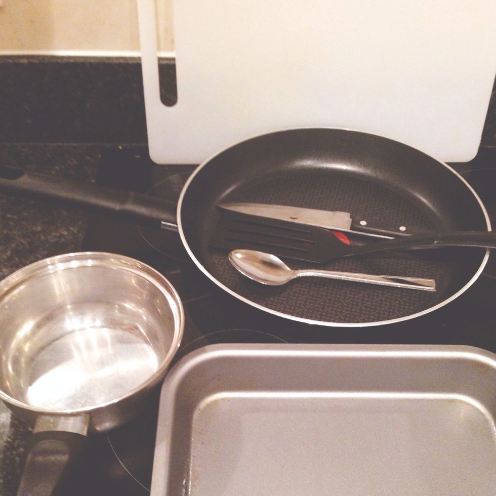 Chopping board, chopping knife, tablespoon, bowl, baking tray, spatula