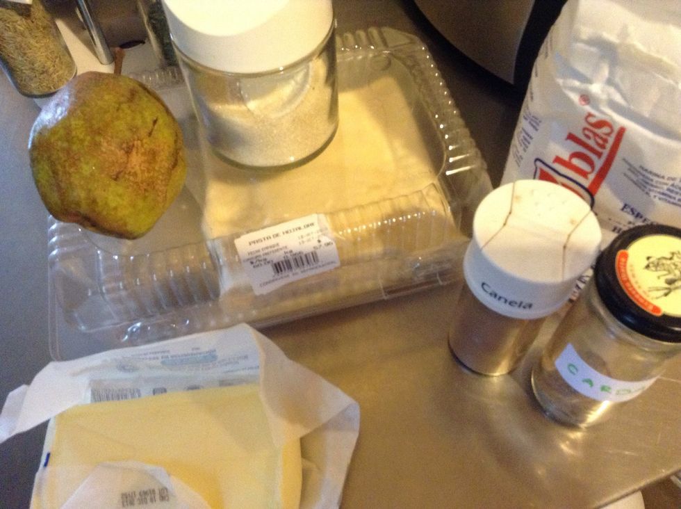 Cinamon, butter, pears, sugar, 1 egg, flour (only for work in the table), cardamom, puff paste, a pan, mini coockie cutters, kitchen brush, kitchen roll,