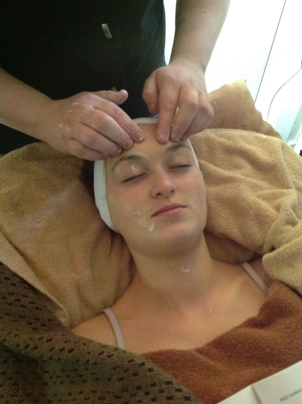 Circular movements with the fingers over the forehead.