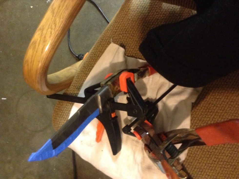 Clamp the handle onto the knife, and let the epoxy set.