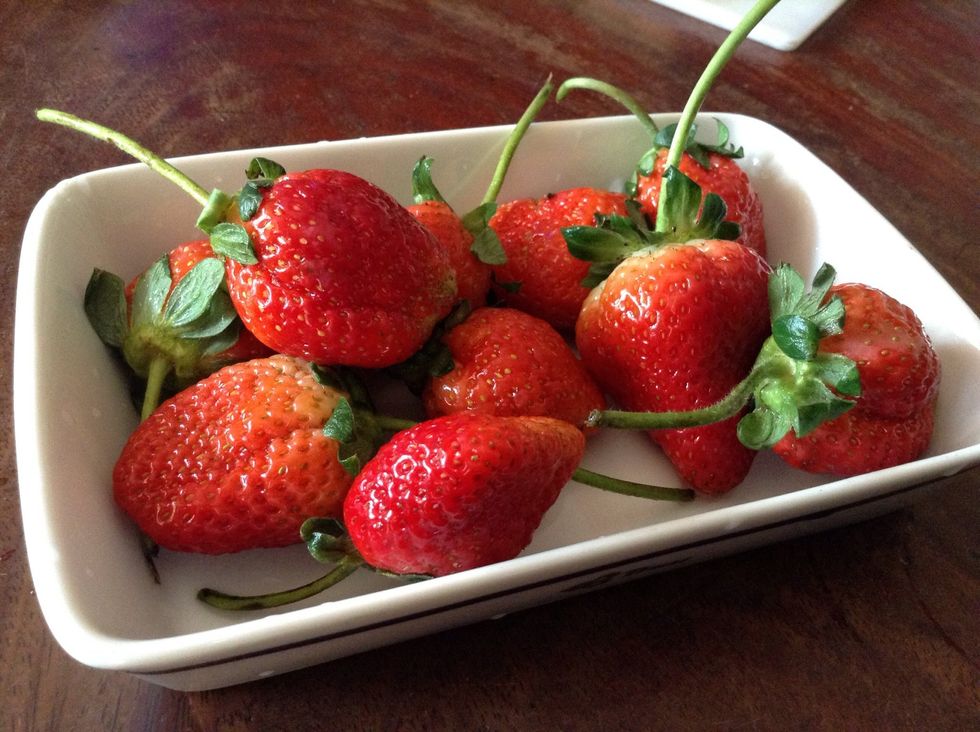 Clean and rinse Strawberry and slice them into small pieces