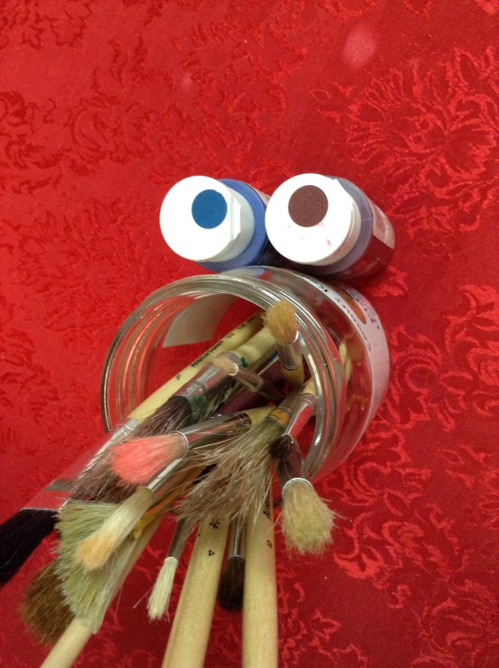 Clean brushes makes for a happy brush holder!