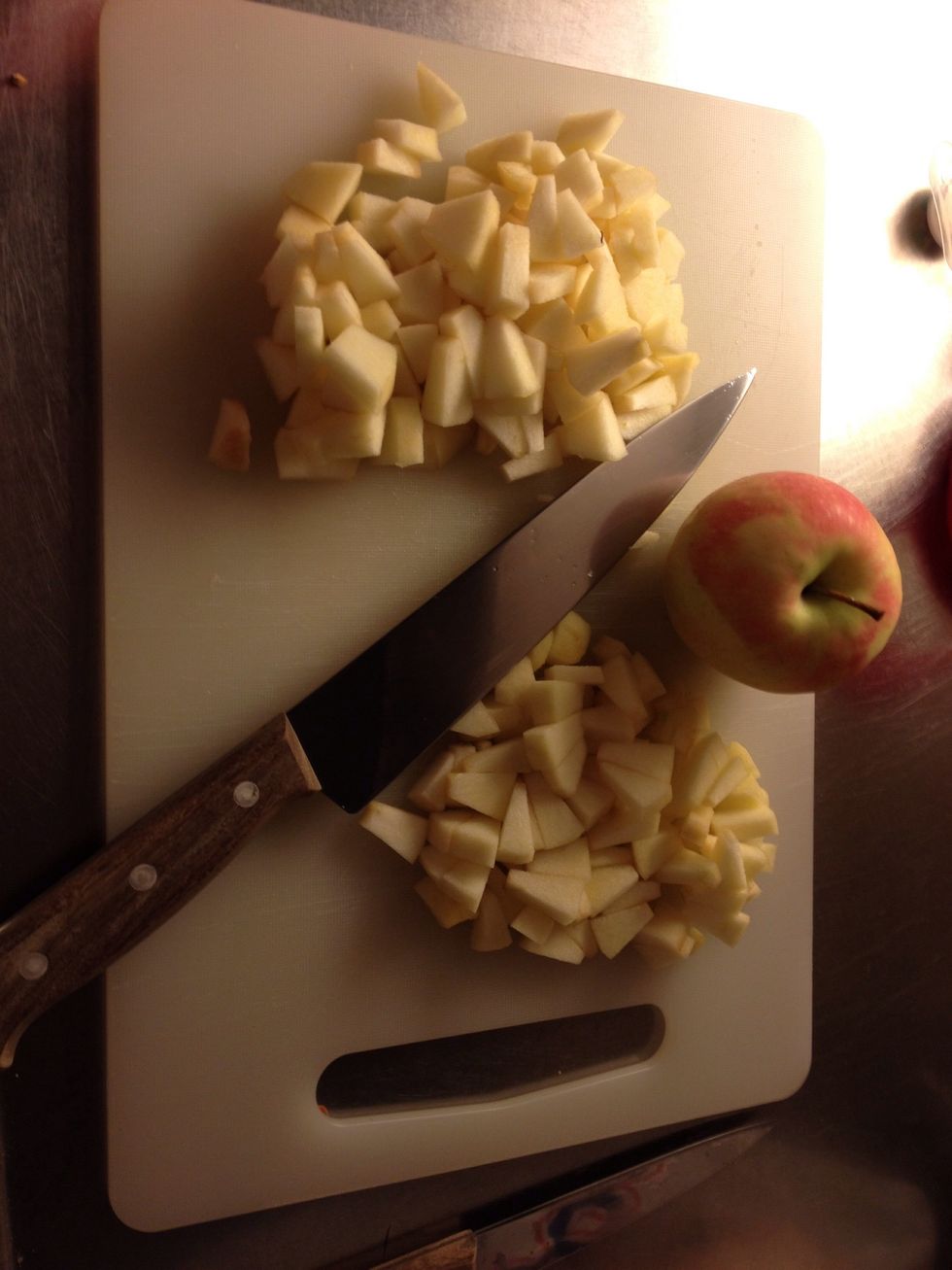 Clean / cut the apples in small pieces