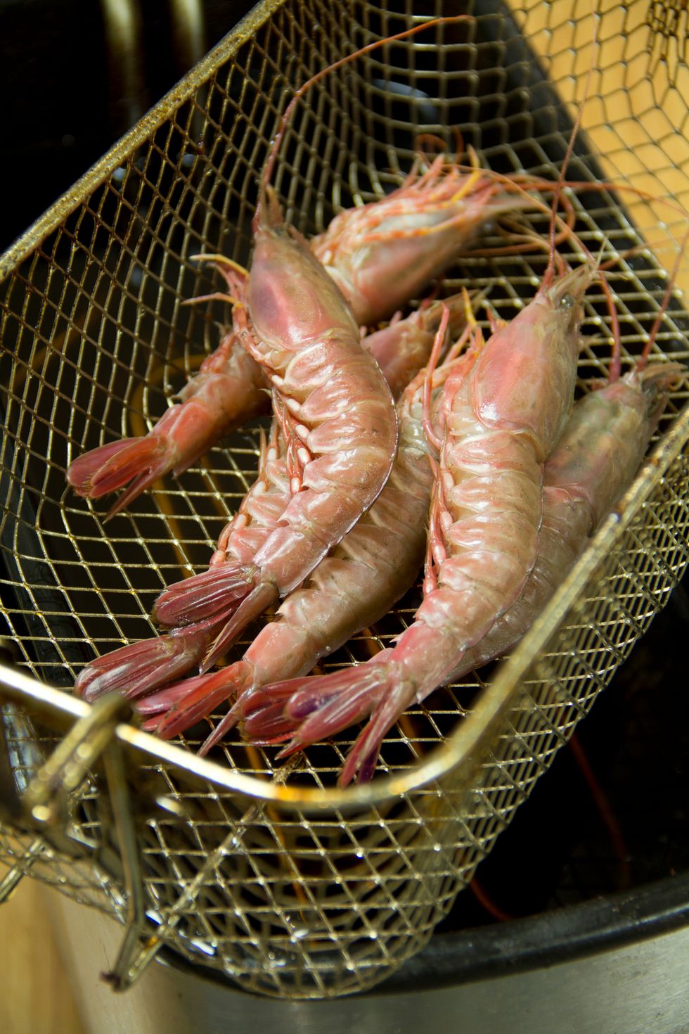 Clean the shrimp, and pat dry to remove excess water. Preheat a deep fat fryer to 375 degrees F.
