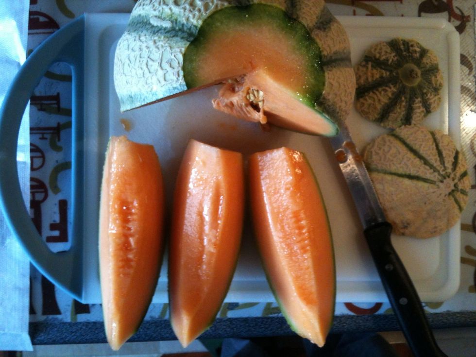 Clean the slices from the seeds