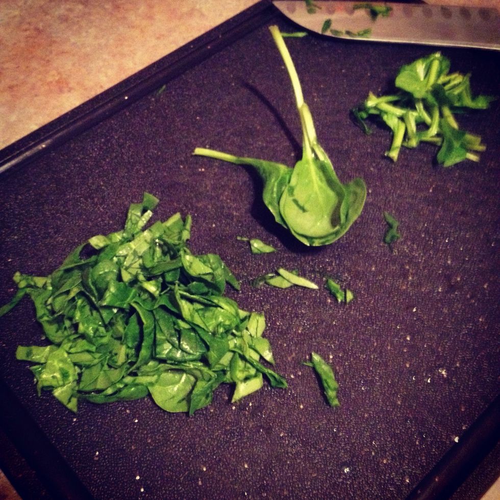 Clean the spinach in cold water and take the tail off. Chop them to your taste. ----- Limpia las espinacas en agua fr\u00eda, cortales el rabo y trocealas al gusto.