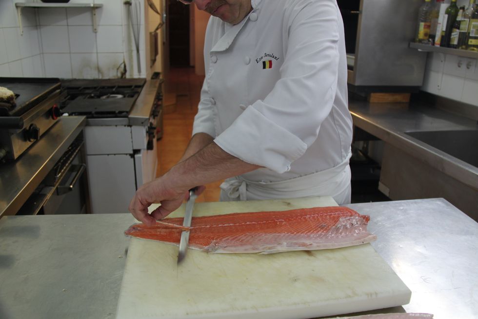 CLEAN THE TWO HALVES, REMOVE ALL THE PIN BONES (check for any remaining pin bones and remove them with tweezers.)