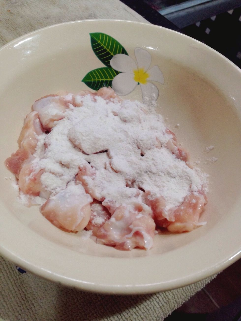 Cleaned these chicken and combine with 1 tbs of wheat flour