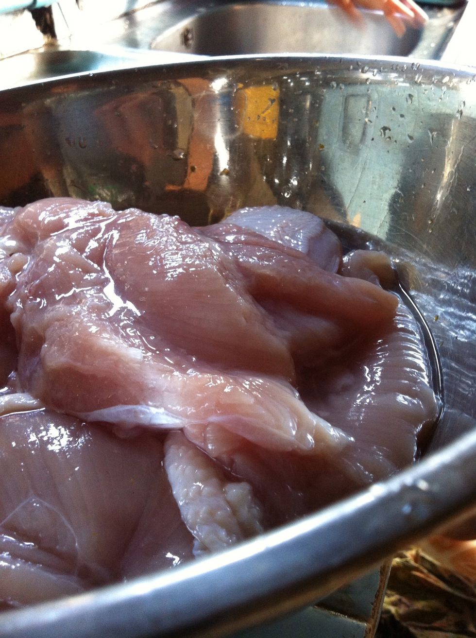 Cleaning s water with chicken. - \u0e40\u0e02\u0e49\u0e32\u0e04\u0e23\u0e31\u0e27\u0e01\u0e31\u0e19\u0e41\u0e1a\u0e1a\u0e1e\u0e32\u0e23\u0e38\u0e07\u0e1e\u0e32\u0e23\u0e31\u0e07  \u0e19\u0e33\u0e2b\u0e19\u0e49\u0e32\u0e2d\u0e01\u0e44\u0e01\u0e48\u0e21\u0e32\u0e25\u0e49\u0e32\u0e07\u0e43\u0e2b\u0e49\u0e2a\u0e30\u0e2d\u0e32\u0e14\u0e17\u0e35\u0e48\u0e2a\u0e38\u0e14\u0e14\u0e49\u0e27\u0e22\u0e19\u0e49\u0e33\u0e40\u0e1b\u0e25\u0e48\u0e32\u0e19\u0e35\u0e48\u0e41\u0e2b\u0e25\u0e30 (\u0e41\u0e2d\u0e1a\u0e43\u0e2a\u0e48\u0e40\u0e01\u0e25\u0e37\u0e2d\u0e19\u0e34\u0e14\u0e19\u0e36\u0e07\u0e19\u0e30\u0e08\u0e48\u0e30)