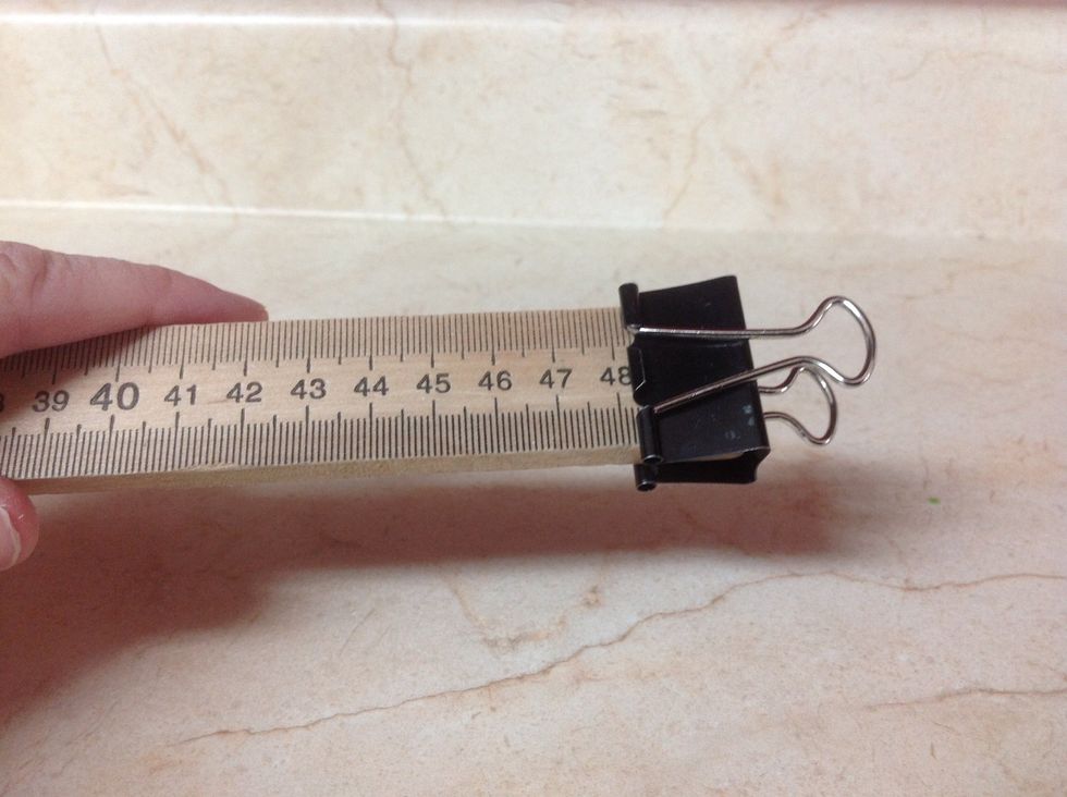 Clip 1 binder clip to the end of the half meter stick.