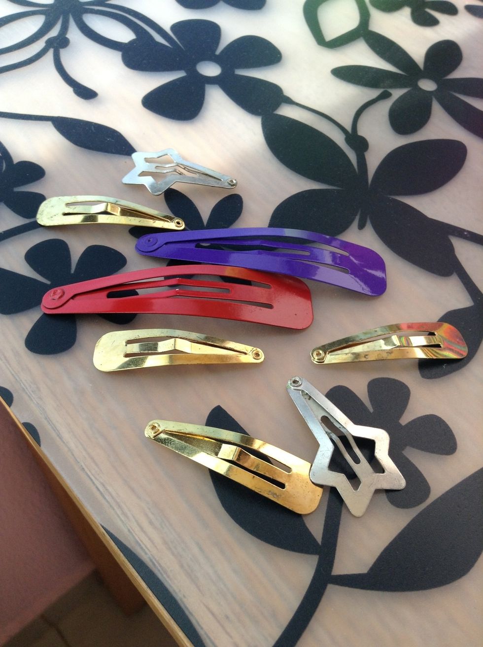 Clips u can choose any kind u want size But 4 biginers I would advice the big simple ones