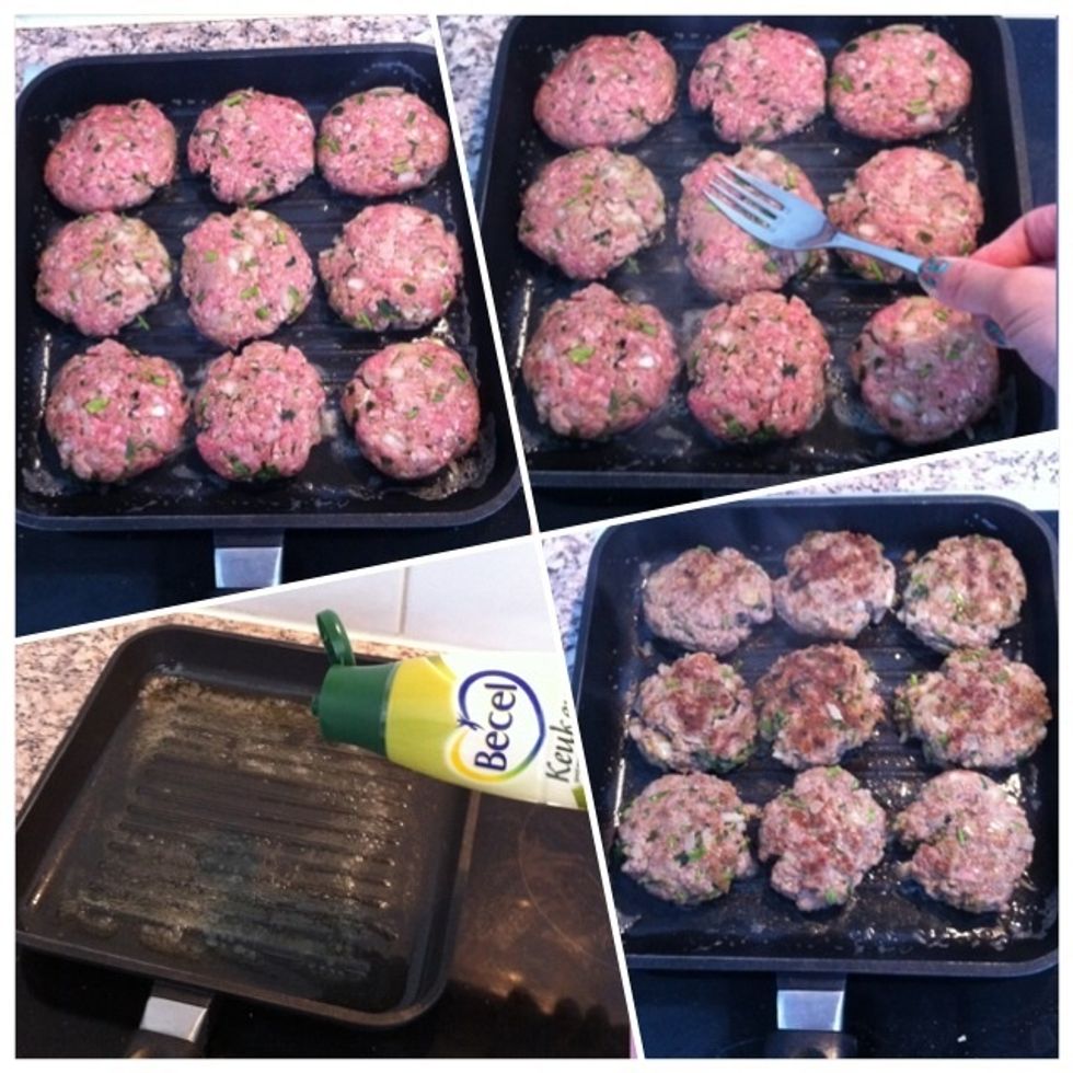 (clockwise) add liquid butter or olive oil ; put k\u00f6ftes into pan; use a fork to press the meat a little bit; turn upside down after a few minutes