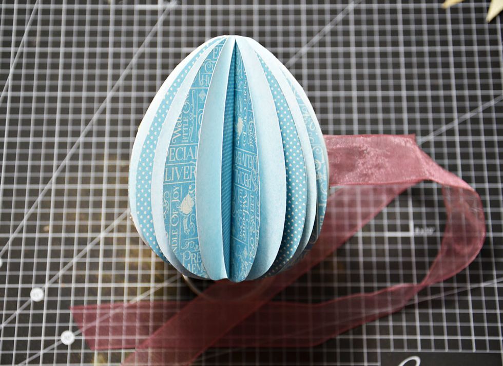 Close and the basic egg if finished. Ready for you to decorate and way you choose. Please continue on if you wish to see the steps as to how I decorated mine.