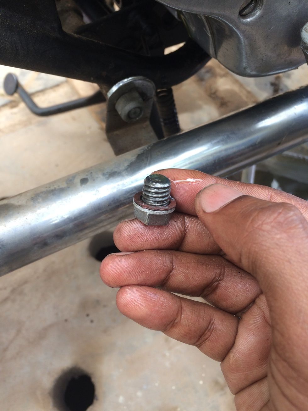 Close the level indicator hole with the cleaned 14mm bolt. Don't forget to use a fibre washer