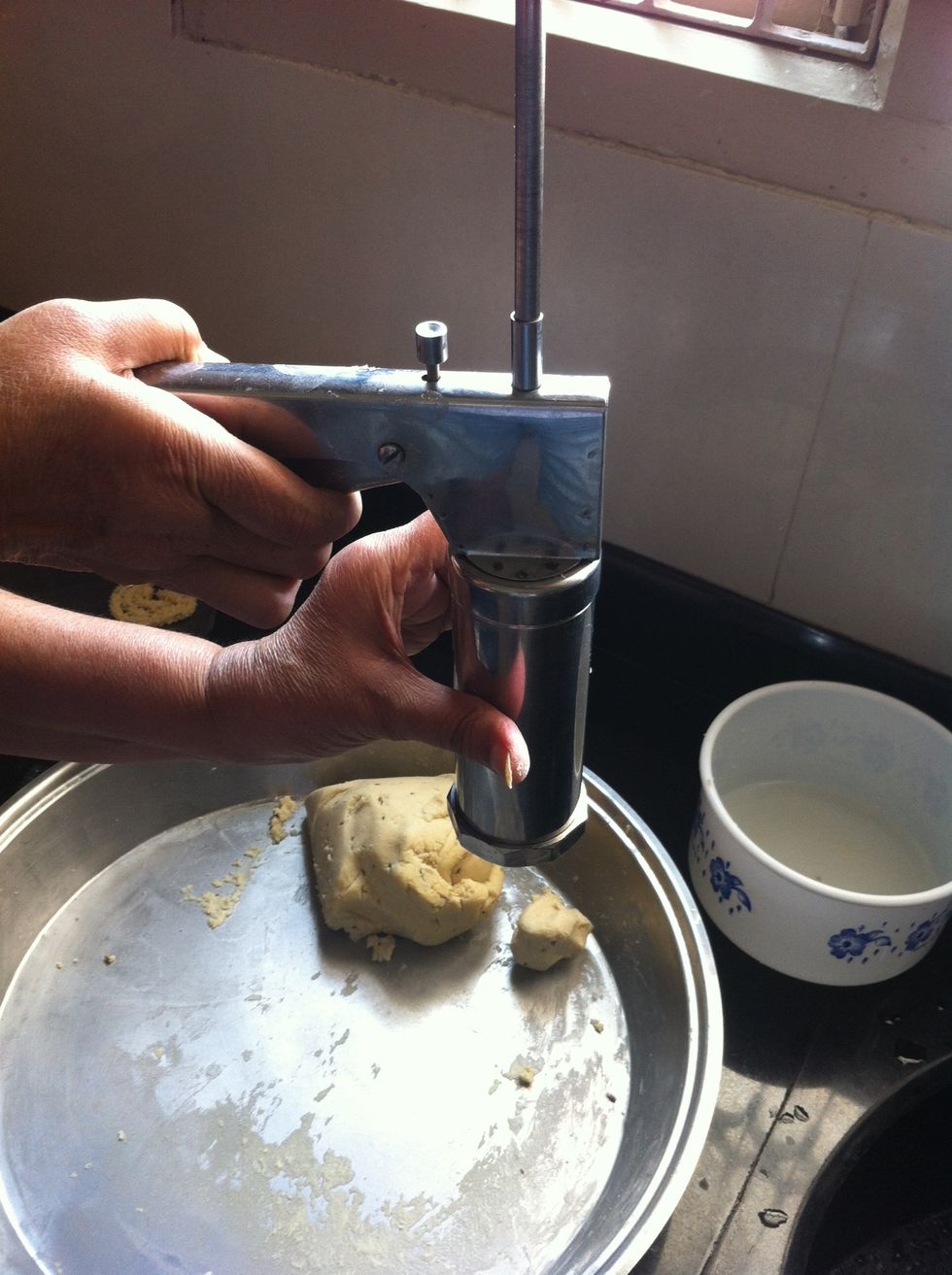 Close the lid and its ready for pressing