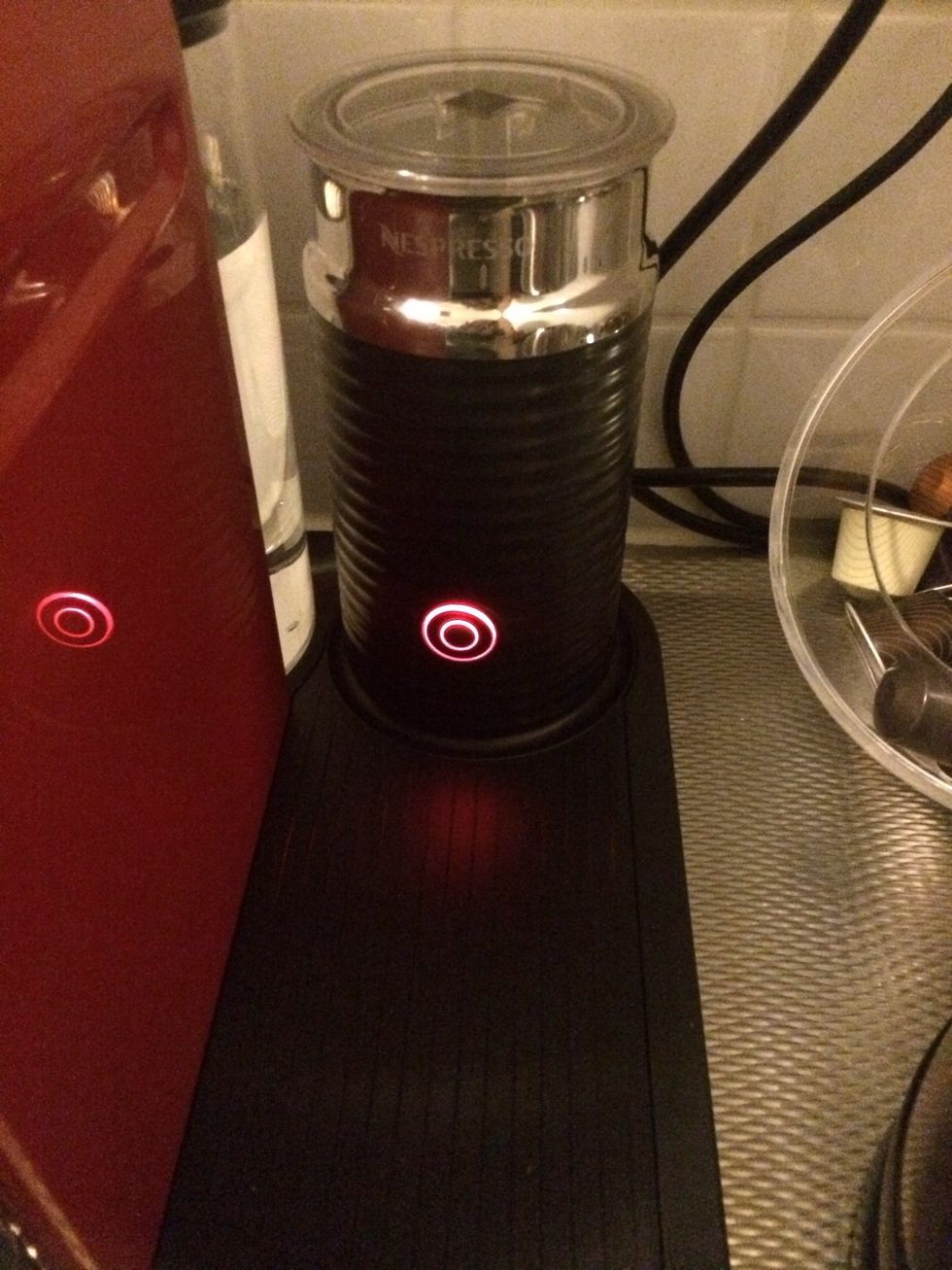 Close the milk frother, put it in place and turn it on.