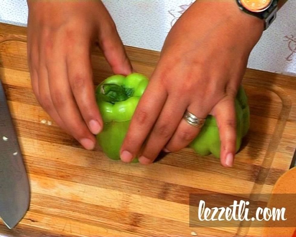 Close the pepper with the head but not fill all the pepper
