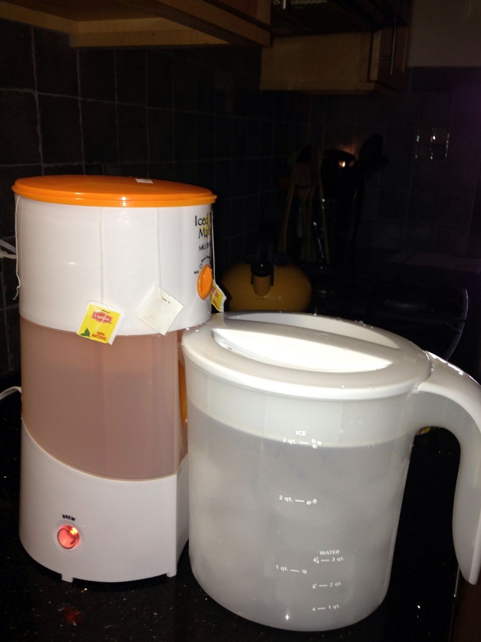 Close the water reservoir lid and push the on button.