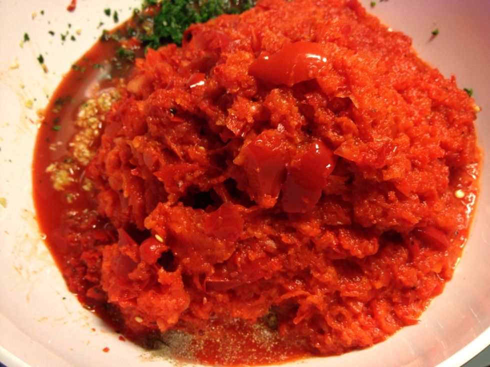 Close up. Det g\u00f8r ikke s\u00e5 meget der er enkelte grove stykker med, bare de ikke er for store. Det er frugtk\u00f8det du vil have omdannet til pasta.