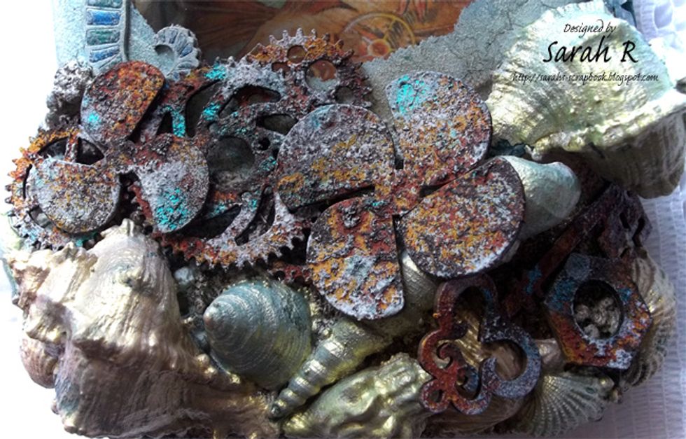 Close-up of the front/bottom of the bottle.