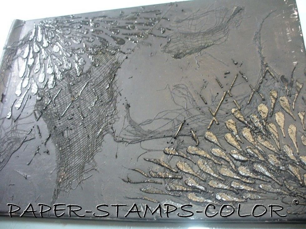 Close-up of the stenciled structure paste.