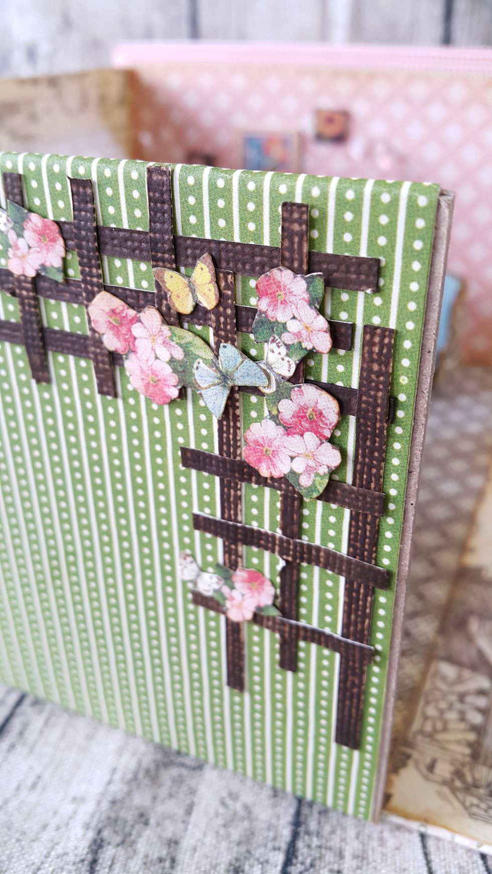 Close up on the trellis.