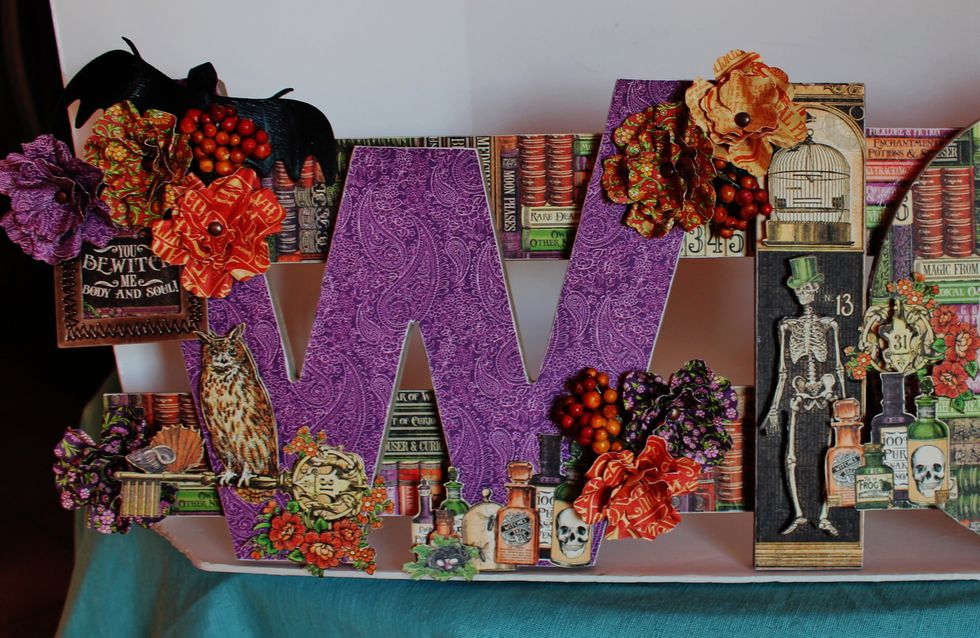 Close ups of the letters "W" and "I".