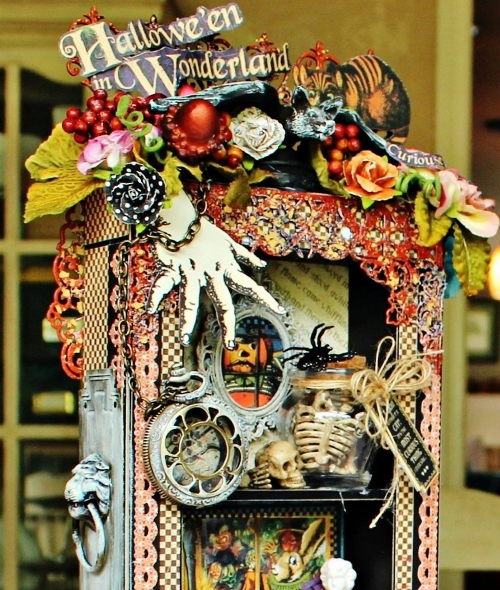 Closer look at the top of the Happy Halloween Hall Tree.