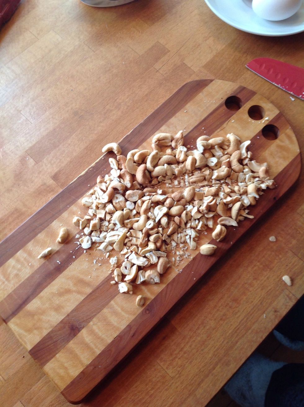 Coarsely chop the cashews.