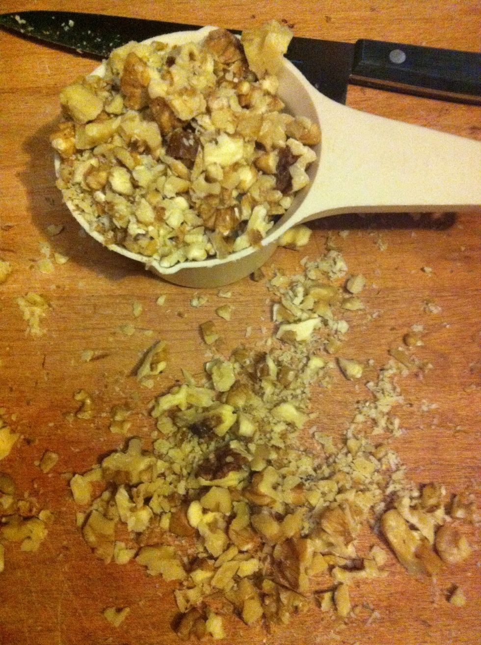 Coarsely chop the walnuts.