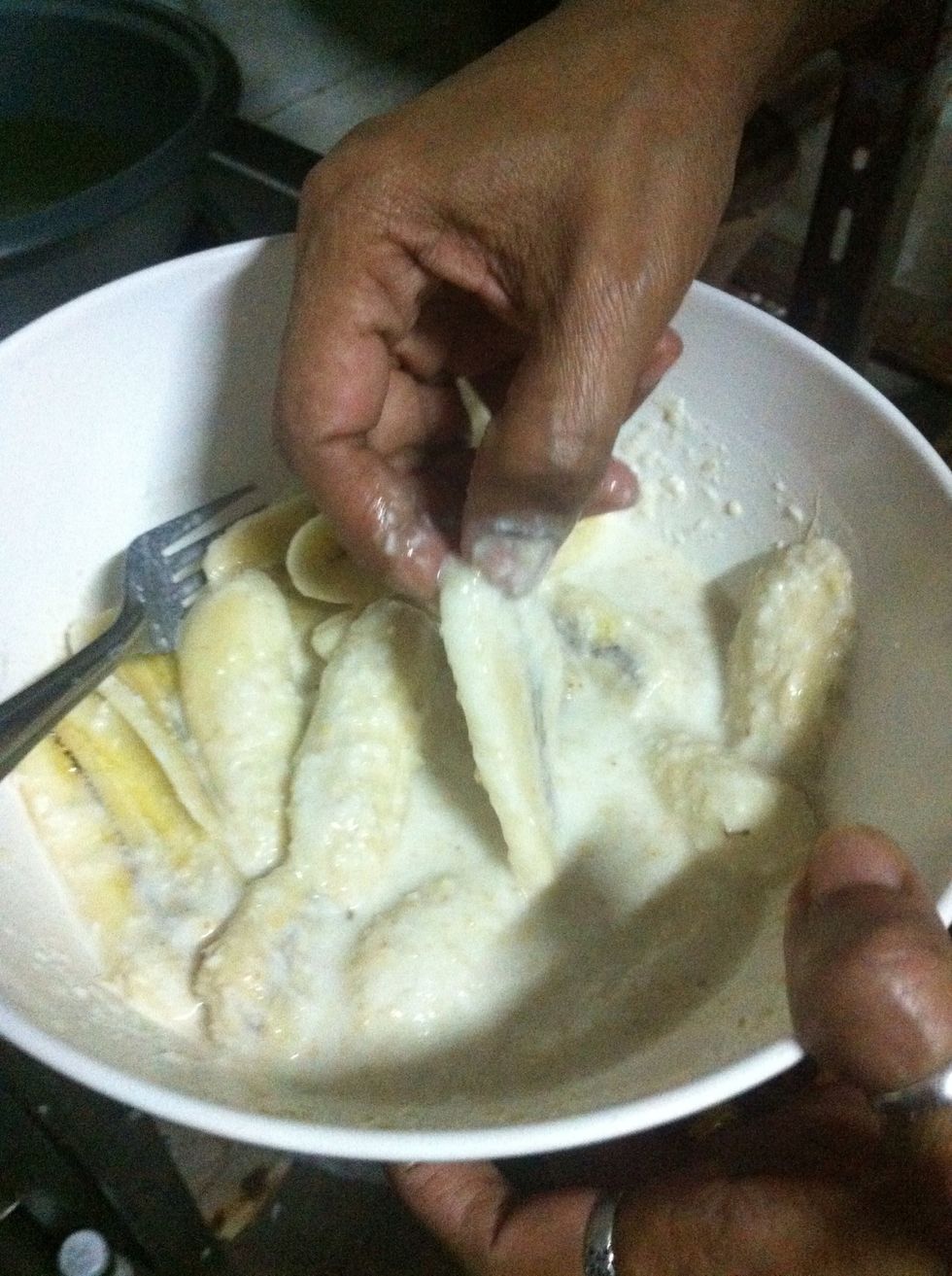 Coat sliced banana pieces in batter thoroughly.