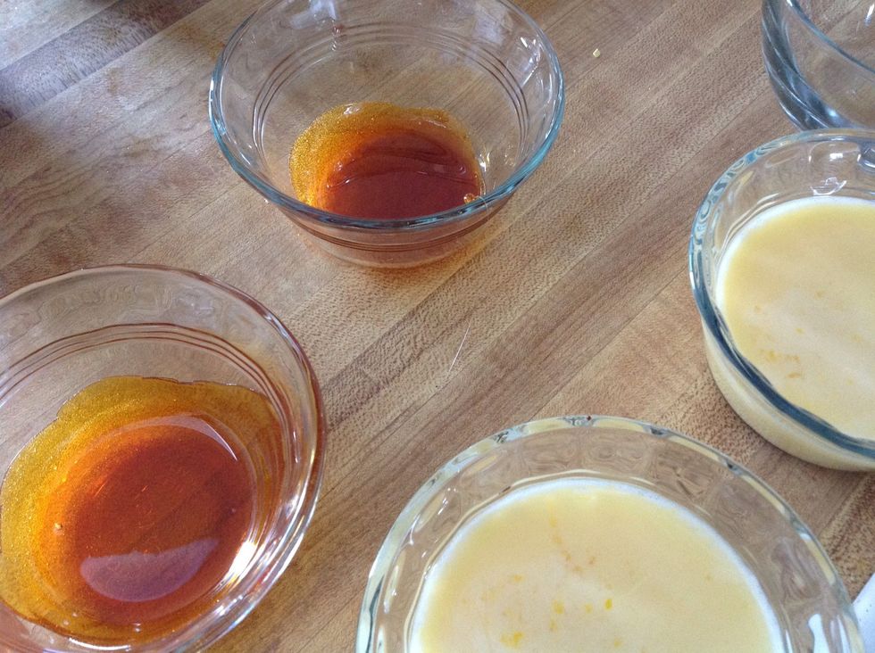 Coat the base of the cup with caramel, by rotating the cup. Do this quickly, caramel hardens very fast.