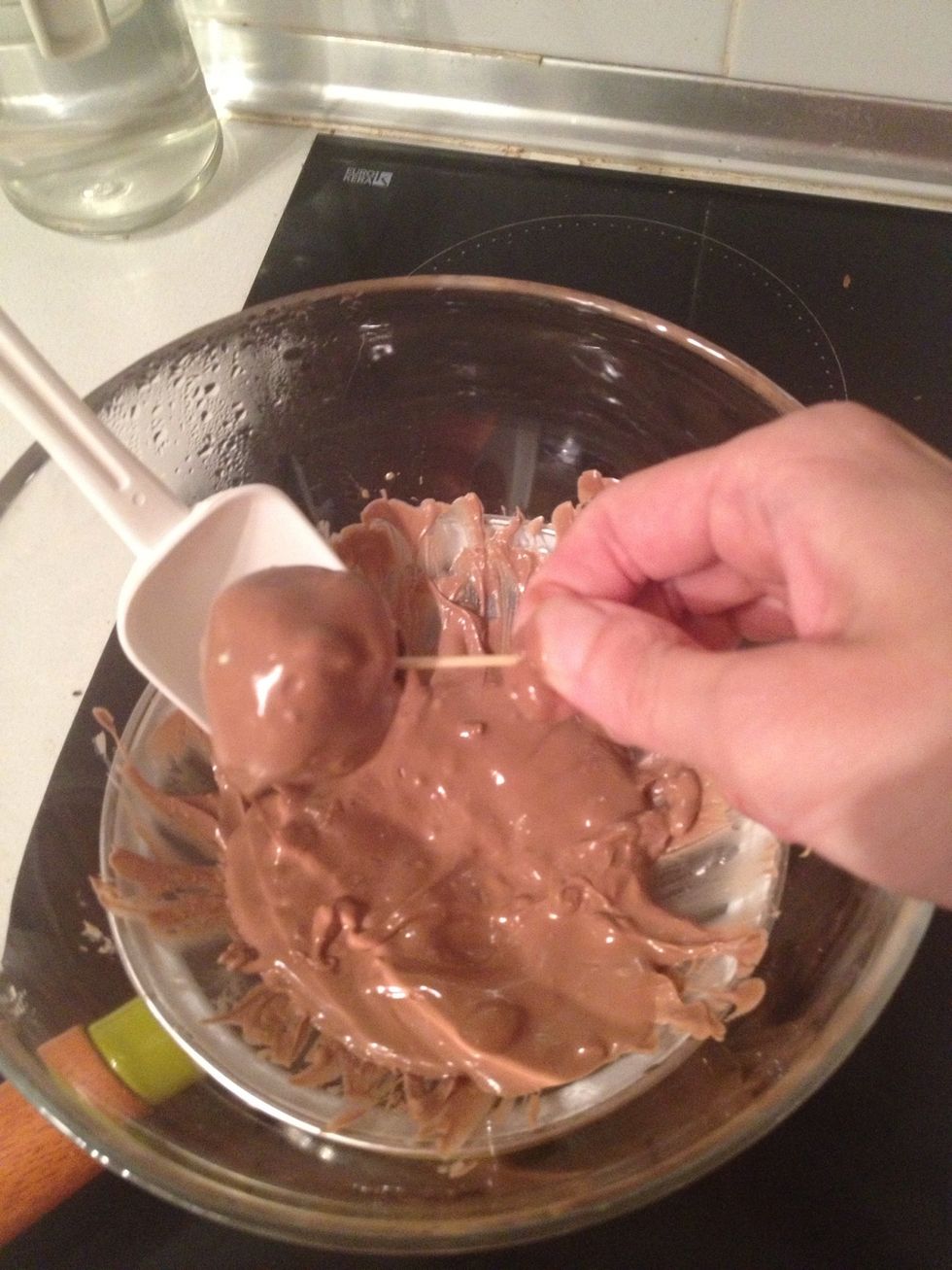 Coat the cake ball.