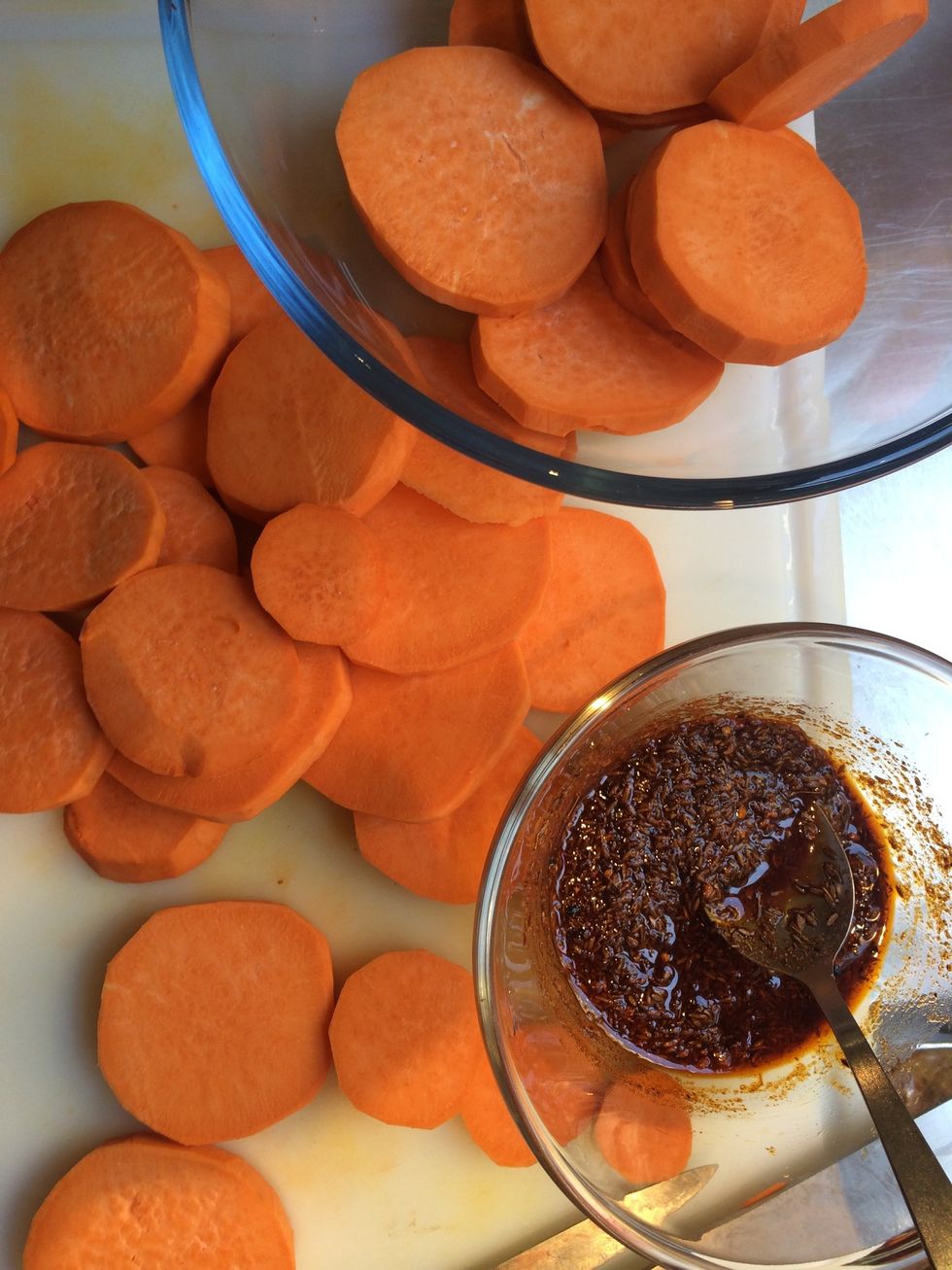 Coat the slices with the oil mixture