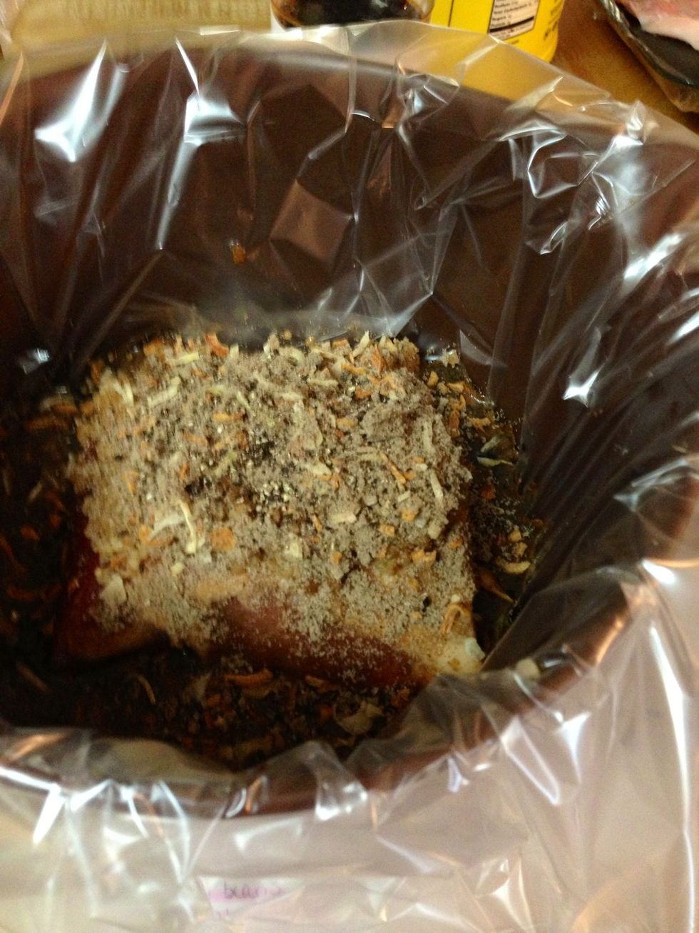 Coat the top with the minced garlic and sprinkle with pepper and minced onion.