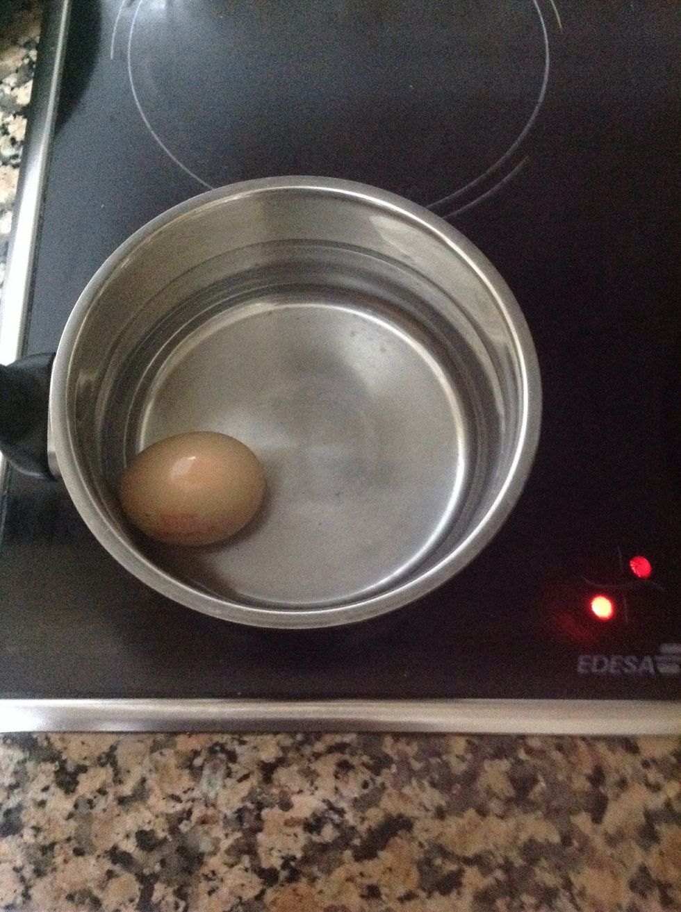 Cocemos un huevo mientras rehogamos la cebolla y la carne