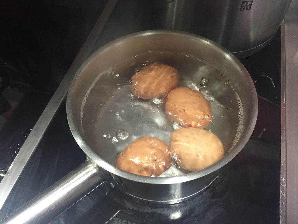 Cocer los huevos Y picarlos para a\u00f1adirlos al resto de ingredientes