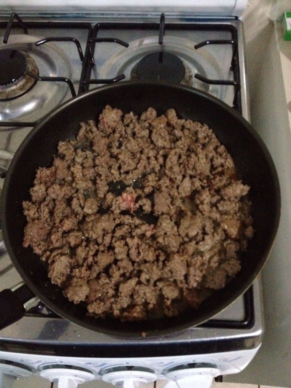 Cocinar en un sart\u00e9n unos 400 o 500 gramos de carne molida con aceite de oliva, chile chipotle al gusto, ketchup, sal, pimienta y or\u00e9gano seco.