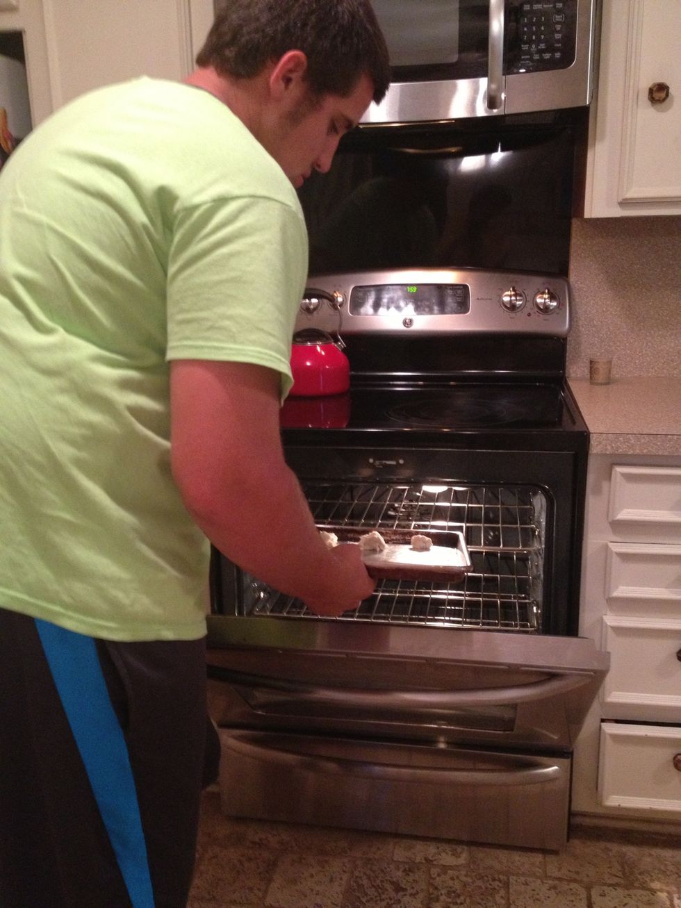 Cocinen Uds. Las galletas en el horno para veinte o veinte y cinco minutos. No cocienen Uds. Las galletas para m\u00e1s de veinte y cinco minutos.