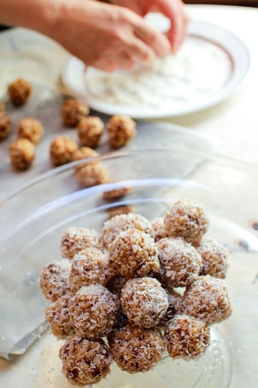 Coconut Date Krispy Balls: These little guys are the perfect sweet treat for the holidays... or any time of year.  The Rice Krispy treat is all grown up now. http://bit.ly/2c6guS