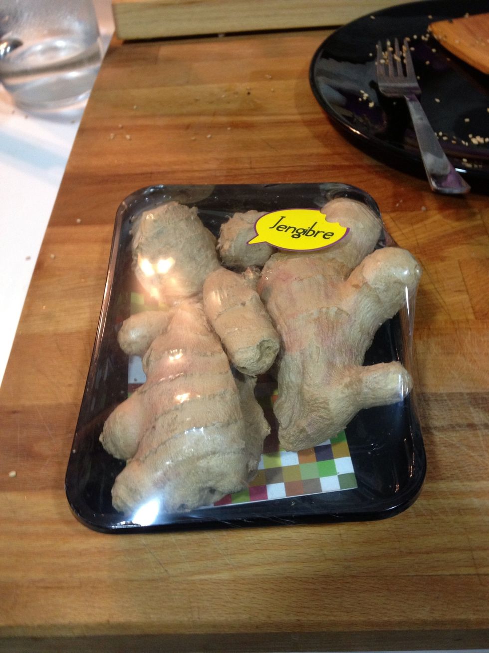 Coge jengibre natural.